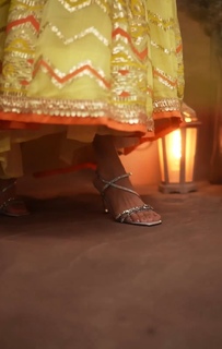 Mrunal Thakur feet photo thumbnail