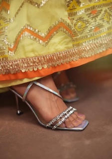 Mrunal Thakur feet photo thumbnail