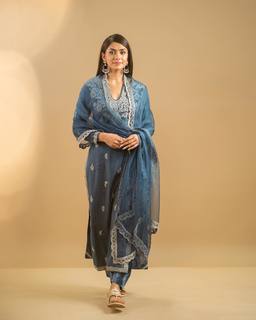 Mrunal Thakur feet photo thumbnail