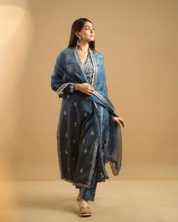 Mrunal Thakur feet photo thumbnail