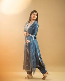 Mrunal Thakur feet photo thumbnail