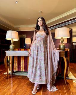 Mrunal Thakur feet photo thumbnail