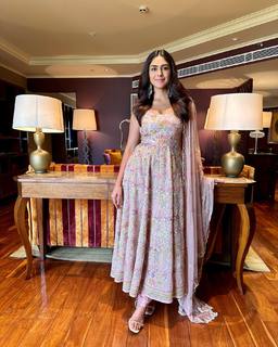 Mrunal Thakur feet photo thumbnail