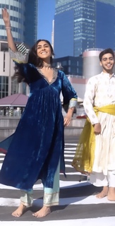 Mrunal Thakur feet photo thumbnail