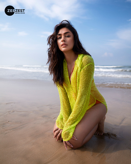 Mrunal Thakur feet photo thumbnail