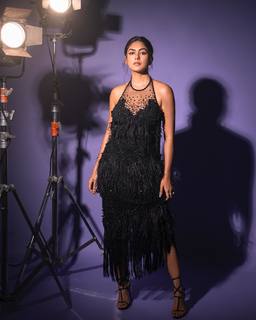 Mrunal Thakur feet photo thumbnail