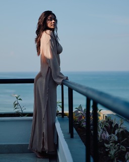Mrunal Thakur feet photo thumbnail