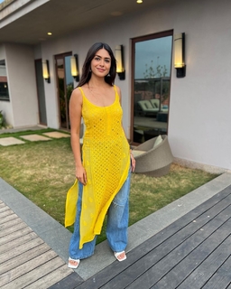 Mrunal Thakur feet photo thumbnail