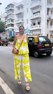 Mrunal Thakur feet photo thumbnail