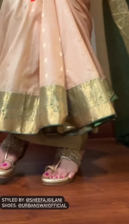 Mrunal Thakur feet photo thumbnail