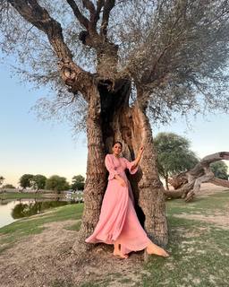 Mrunal Thakur feet photo thumbnail