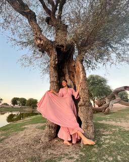 Mrunal Thakur feet photo thumbnail
