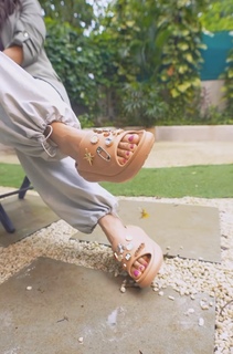Mrunal Thakur feet photo thumbnail