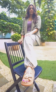 Mrunal Thakur feet photo thumbnail
