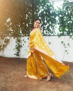 Mrunal Thakur feet photo thumbnail