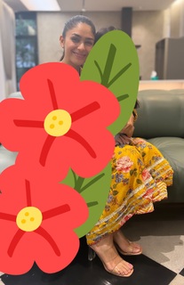 Mrunal Thakur feet photo thumbnail