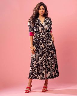 Mrunal Thakur feet photo thumbnail