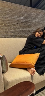 Mrunal Thakur feet photo thumbnail