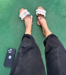 Mrunal Thakur feet photo thumbnail