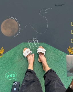 Mrunal Thakur feet photo thumbnail