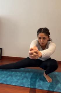 Mrunal Thakur feet photo thumbnail