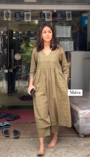 Mrunal Thakur feet photo thumbnail