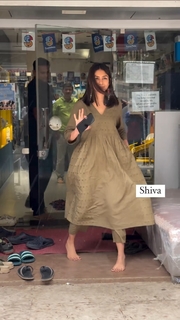 Mrunal Thakur feet photo thumbnail