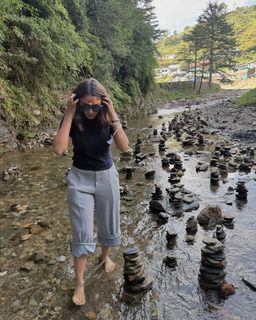 Mrunal Thakur feet photo thumbnail