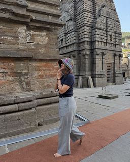 Mrunal Thakur feet photo thumbnail