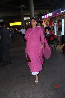 Mrunal Thakur feet photo thumbnail
