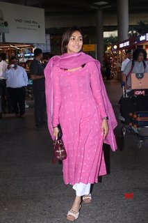 Mrunal Thakur feet photo thumbnail