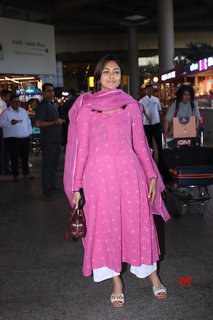 Mrunal Thakur feet photo thumbnail