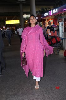 Mrunal Thakur feet photo thumbnail