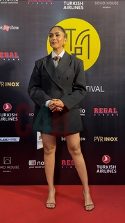 Mrunal Thakur feet photo thumbnail