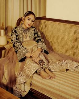 Mrunal Thakur feet photo thumbnail
