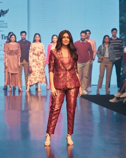 Mrunal Thakur feet photo thumbnail