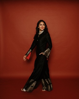 Mrunal Thakur feet photo thumbnail