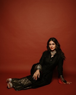 Mrunal Thakur feet photo thumbnail