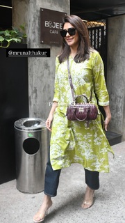 Mrunal Thakur feet photo thumbnail