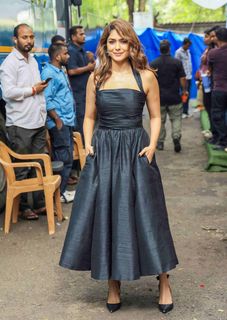 Mrunal Thakur feet photo thumbnail