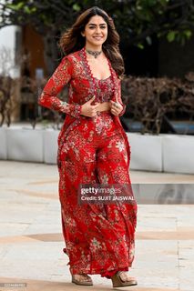 Mrunal Thakur feet photo thumbnail