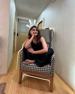 Mrunal Thakur feet photo thumbnail