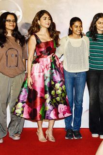 Mrunal Thakur feet photo 1