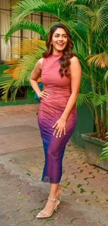 Mrunal Thakur feet photo 18