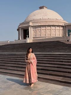 Mrunal Thakur feet photo 17