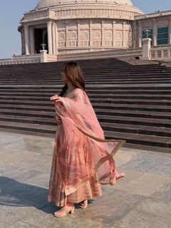 Mrunal Thakur feet photo 16