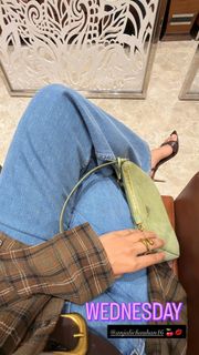 Mrunal Thakur feet photo 11