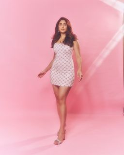 Mrunal Thakur feet photo 8