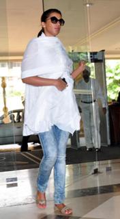 Mugdha Godse feet photo 6