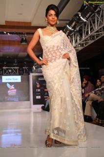 Mugdha Godse feet photo 8